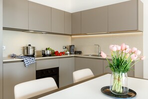 ثلاجة، فرن، غسالة أطباق، ماكينة لصنع القهوة/الشاي