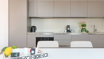 Kühlschrank, Ofen, Herdplatte, Geschirrspüler