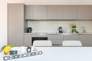 Fridge, oven, stovetop, dishwasher