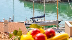 Ein Yachthafen mit Booten, ein modernes Gebäude und Blick auf das Wasser.