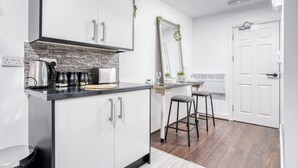 Classic Studio | Television - Kunda House Pershore 1268-1266 (Birmingham)