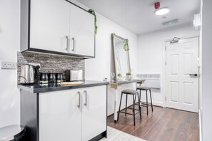 Classic Studio | Television - Kunda House Pershore 1268-1266 (Birmingham)