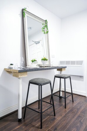 Classic Studio | Television - Kunda House Pershore 1268-1266 (Birmingham)