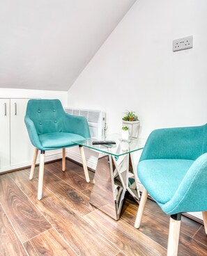 Perhestudio | Työpöytä, ilmainen Wi-Fi, vuodevaatteet