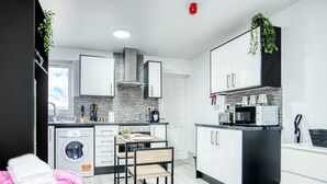Premier Studio | Desk, free WiFi, bed sheets - Kunda House Pershore 1268-1266 (Birmingham)