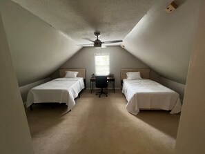 3 chambres, bureau, Wi-Fi gratuit, draps fournis