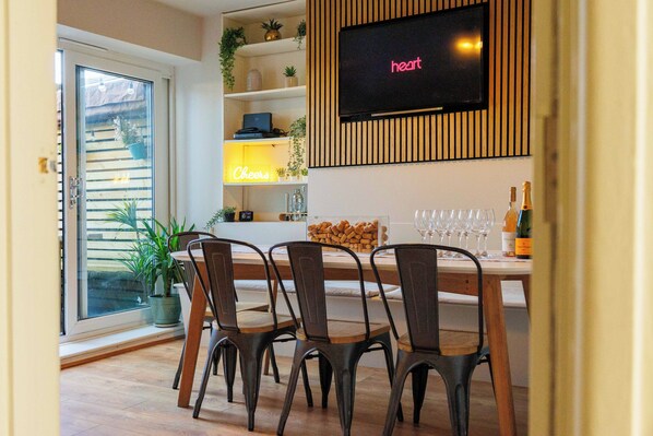 Dining - Walk to the beach in 4 minutes. (Bournemouth)