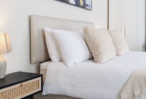 5 bedrooms, iron/ironing board, WiFi, bed sheets - Walk to the beach in 4 minutes. (Bournemouth)