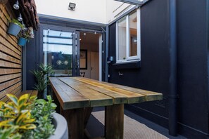 Outdoor dining - Walk to the beach in 4 minutes. (Bournemouth)