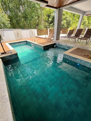 Piscine couverte, piscine extérieure