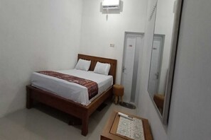 Deluxe Double Room | Free WiFi, bed sheets - Hotel O Homestay Kita Purworejo (Purworejo)