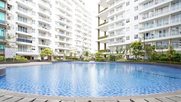Una gran piscina interior rodeada de edificios residenciales de varios pisos con balcones.