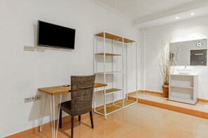 Design Twin Room | Desk, free WiFi, bed sheets - Capital O 93944 Geweka Homestay (Jimbaran)