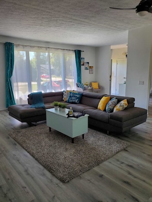 Televisión y chimenea