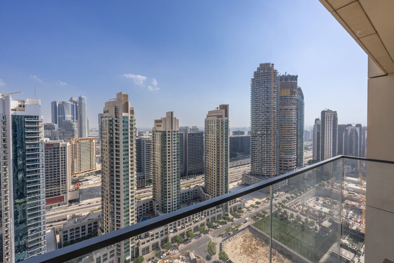 Un immeuble de grande hauteur, doté de nombreux étages, de grandes fenêtres et d’une architecture moderne.