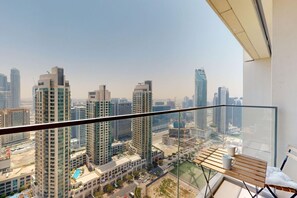 Outdoor dining - Chic 2 Bedroom I Central Location in Downtown (Downtown Dubai)