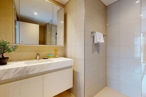 Hair dryer - Chic 2 Bedroom I Central Location in Downtown (Downtown Dubai)