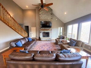 Smart-TV, Kamin, Tischfußball