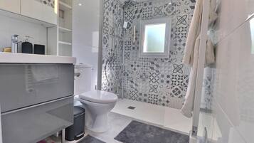 SĂšche-cheveux, serviettes fournies, savon, papier toilette