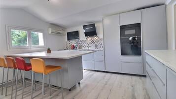 Réfrigérateur, four, plaque de cuisson, lave-vaisselle