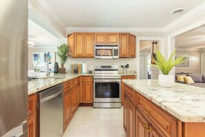 Private kitchen - 5-bed Villa with Pool, minutes to Hard Rock hotel and Beach (Hollywood)