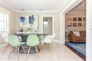 Dining - 5-bed Villa with Pool, minutes to Hard Rock hotel and Beach (Hollywood)