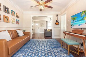 Living area - 5-bed Villa with Pool, minutes to Hard Rock hotel and Beach (Hollywood)