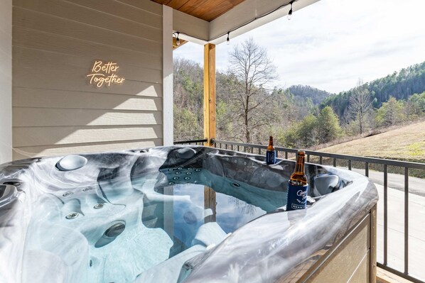 Outdoor spa tub - Uncorked & Untamed: Games, Flames & Mountain Fun (Sevierville)
