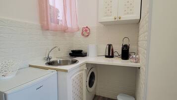 Herdplatte, Wasserkocher, Kaffeemühle, Kochgeschirr/Geschirr/Besteck