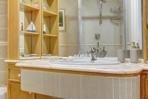 Apartment | Bathroom