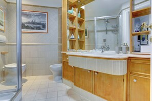 Bathroom - Colosseo Family Art 3BDR - Home and More (Rome)