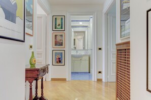 Hallway - Colosseo Family Art 3BDR - Home and More (Rome)