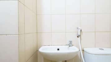 Kamar Double Standar | Kamar mandi | Shower dan handuk