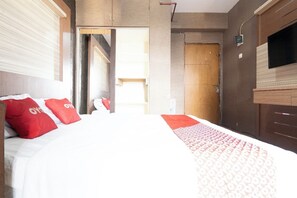 Bed sheets - OYO 93945 The Suite Metro Apartemen By Sa (Bandung)