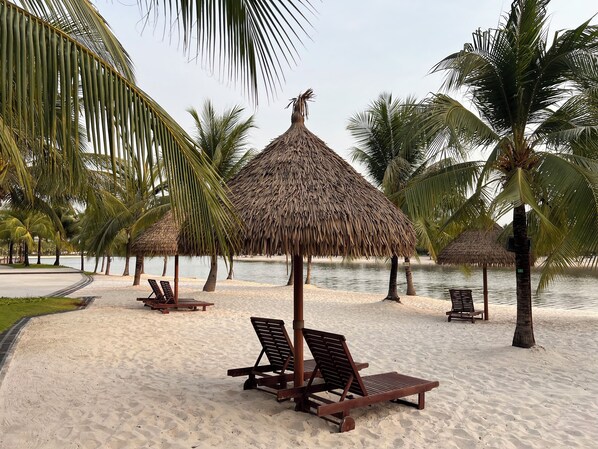 Beach nearby, sun-loungers - Vinhome Grand Park Homestay-Cozy Home (District 9, Tp. Thu Duc)