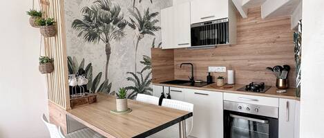 Microondas, horno, placa de cocina y lavavajillas