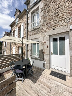 Outdoor dining - La Petite M (Tréméreuc)