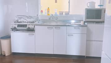 冷蔵庫、電子レンジ、オーブン、コンロ