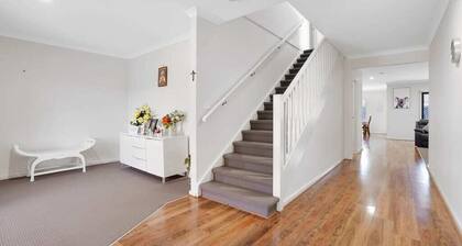 Modern Pakenham Family Home near Lakeside