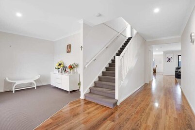 Modern Pakenham Family Home near Lakeside