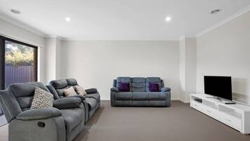 TV, livros, escritórios