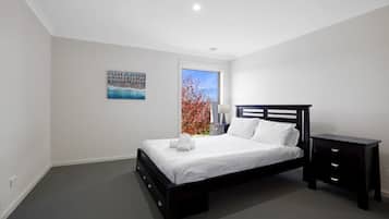 4 quartos, escrivaninha, ferros/tábuas de passar roupa, Wi-Fi