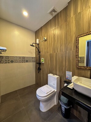 Habitación triple, vistas a la piscina | Baño | Ducha, artículos de higiene personal gratuitos, secador de pelo y bidé