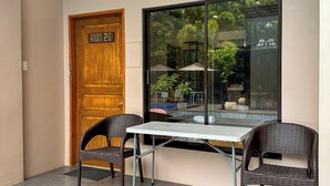 Tremannsrom, bassengutsikt | Terrasse/patio