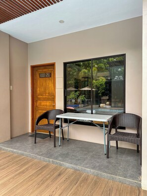 Quarto triplo, vista para a piscina | Terraço/pátio