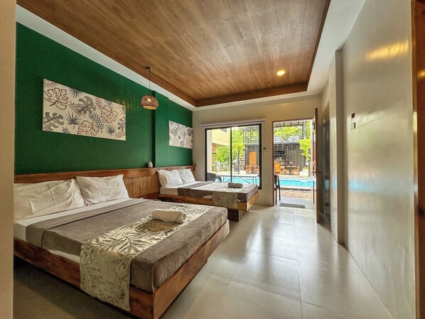 Quarto triplo, vista para a piscina | Escrivaninha, Wi-Fi de cortesia, roupa de cama