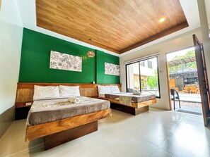 Quarto triplo, vista para a piscina | Escrivaninha, Wi-Fi de cortesia, roupa de cama