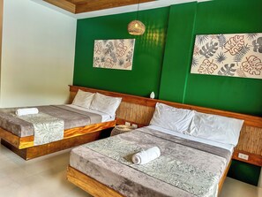 Quarto triplo, vista para a piscina | Escrivaninha, Wi-Fi de cortesia, roupa de cama