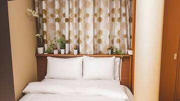 Quarto solteiro standard, 1 quarto, vista para o pátio | Edredons de pluma, escrivaninha, espaço de trabalho para notebook