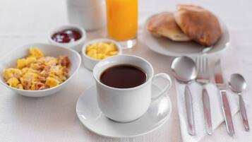 Café da manhã inglês grátis todos os dias